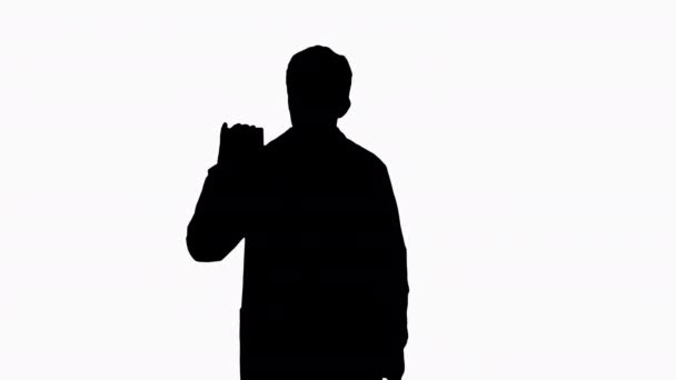 Silhouet Walking Man Doctor toont lege witte doos pillen. — Stockvideo