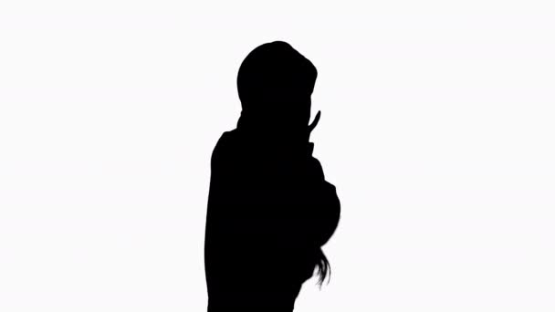 Silhouette Heureuse femme africaine porter des écouteurs sans fil écouter de la musique . — Video