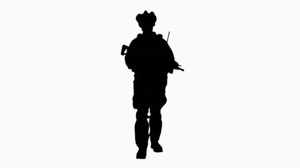 Silhouette soldat de l'armée américaine en uniforme de combat marchant . — Video