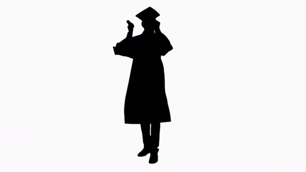 Siluet mezunu bir öğrenci elinde diplomayla fotoğraf için poz veriyor.. — Stok video