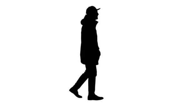 Silhouette bel homme à la mode dans un manteau d'hiver élégant marche . — Photo