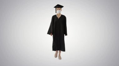 Cap ve Gecelik Giyen Kadın Mezuniyeti Eğilimli arka planda Yürüyen Tıbbi Maske.