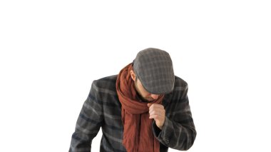 Beyaz arka planda yürüyen ve öksüren şık bir beyefendi..