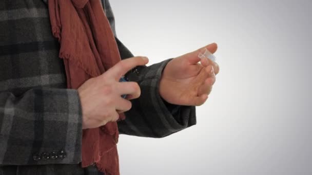 Ein Mann Hände mit Waschen Händedesinfektionsmittel auf Gefälle Hintergrund. — Stockvideo