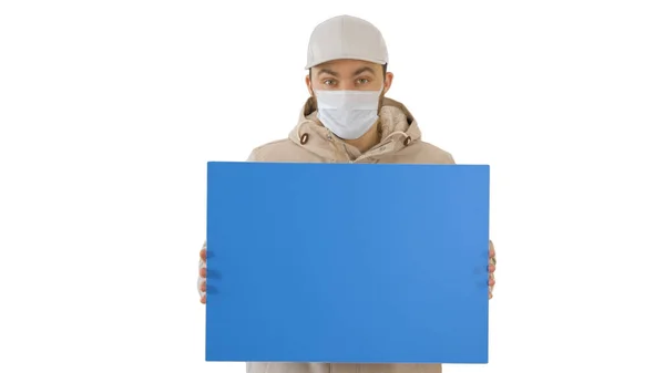 Випадковий чоловік з копіюванням простору рекламного щита в захисній масці на білому тлі . — стокове фото