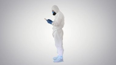 Dijital Tablet ile Koruyucu Kostümde Tıbbi Doktor, Covid-19 Gradyan arkaplan kavramı.