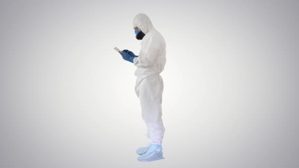 Medico in costume protettivo con tavoletta digitale, Concetto Covid-19 su sfondo sfumato . — Video Stock