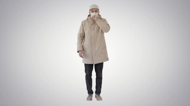 Mann in Top-Kleidung und mit medizinischer Einmalmaske hustet auf Steigungshintergrund. — Stockvideo