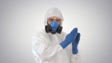 Hazamat koruyucu giysili doktor arka plan üzerinde komik bir Covid-19 konseptiyle dans ediyor..