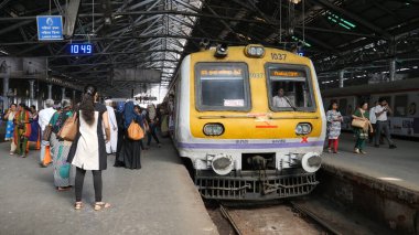 Mumbai, Hindistan - 25 Aralık 2017: Tren istasyona varıyor