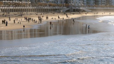 San Sebastian, İspanya - 30 Aralık 2017: insanlar sahilde