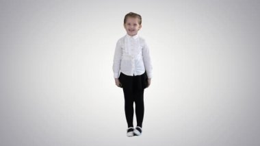Eğimli arka planda gülen çocuk kız çocuğu.
