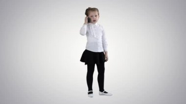 Cep telefonlu mutlu kız gradyan arka planda izole.