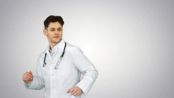 Bailando doctor tiene algunas nuevas ideas sobre gradiente fondo. — Vídeo de stock