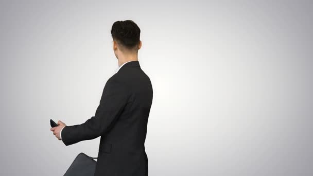 Jonge zakenman lopen en het nemen van een selfie op gradiënt achtergrond. — Stockvideo