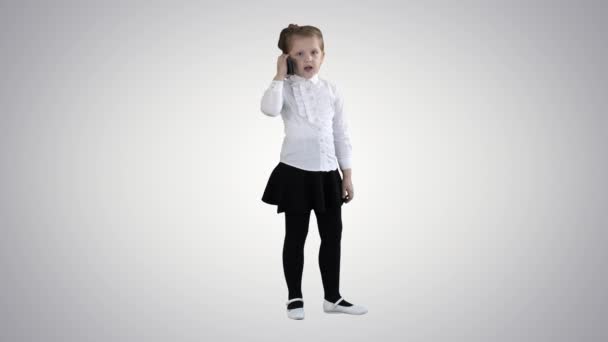 일정 한 배경에서 고립되어 있는 휴대 전화를 가진 행복 한 소녀. — 비디오