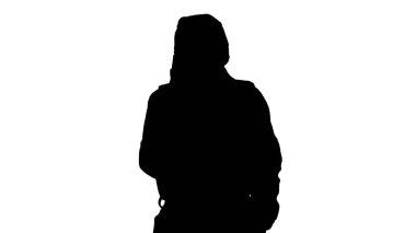 Koruyucu maskeli Siluet Kız yürüyor ve telefonla konuşuyor..