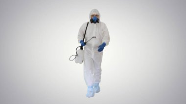 Antiviral sıvı tankla yürüyen dezenfektan gradyan arkaplanda kameraya bakıyor.