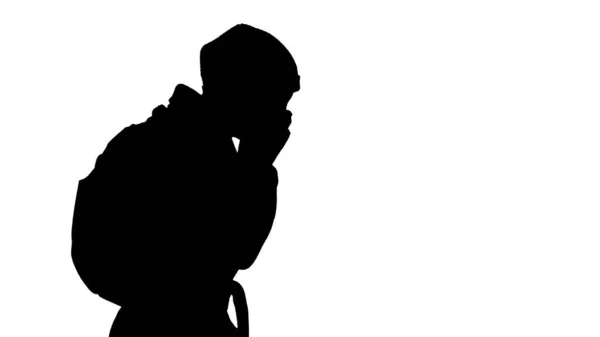 Silhouette Frau mit Rucksack in Outdoor-Kleidung geht und hustet. — Stockfoto