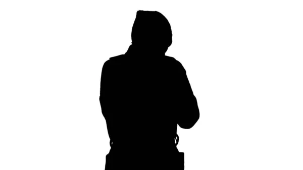 Sylwetka kobieta w płaszczu spacery i kaszel. — Zdjęcie stockowe