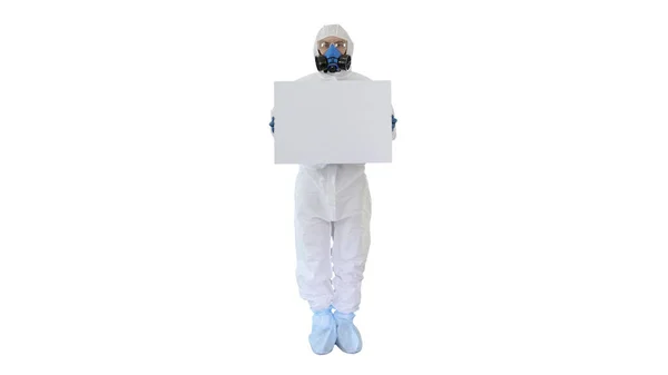 Лабораторний вчений у безпечному костюмі тримає порожню білу дошку на білому тлі . — стокове фото