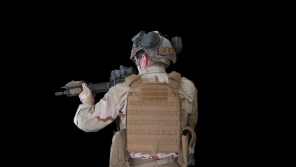 United states ranger walking with assault rifle, Alpha Channel — Stock Video