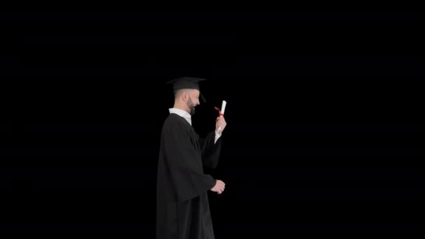 Feliz e animado estudante graduado masculino joga chapéu no ar, Canal Alpha — Vídeo de Stock