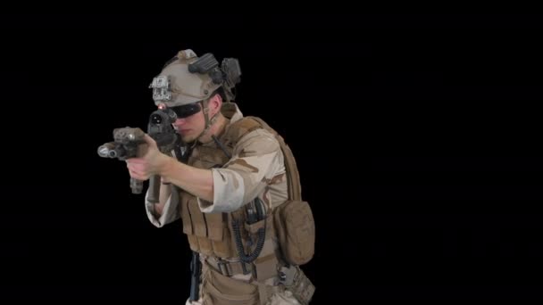 Soldaat op zoek naar vijand en schieten met geweer, Alpha Channel — Stockvideo
