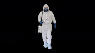 Antiviral sıvı tankla yürüyen dezenfektan kameraya bakıyor, Alfa Kanalı.