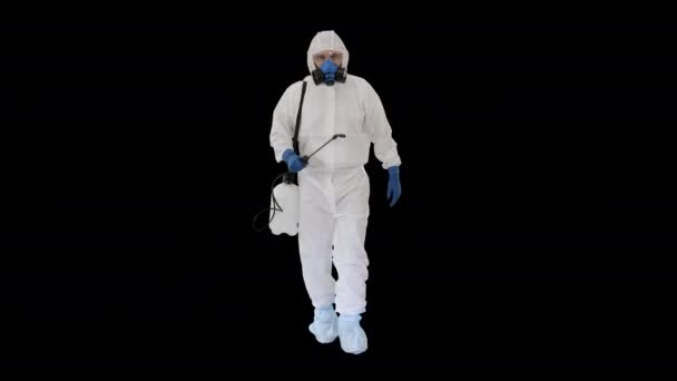 Desinfectante caminando con tanque líquido antiviral mirando a la cámara, Alpha Channel — Vídeo de stock