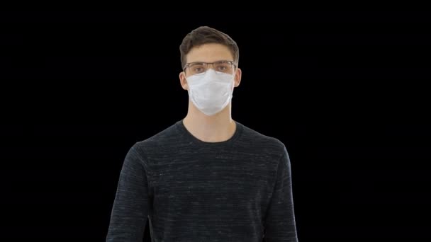 Студент в противовирусной маске, альфа-канал — стоковое видео