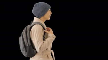 Dışarıda gezen ve öksüren sırt çantalı bir kadın, Alfa Kanalı.