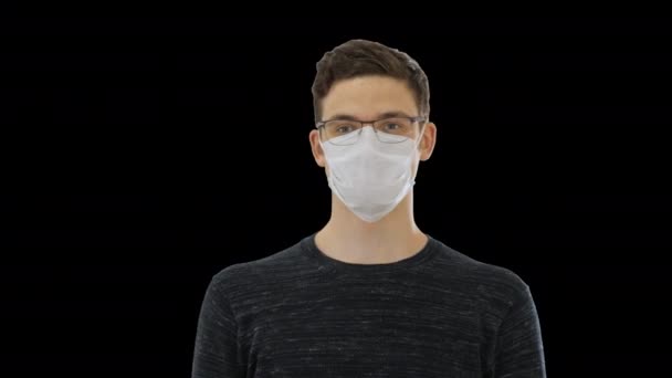 Vreugdevolle gelukkige man doet zijn beschermmasker af De coronavirus pandemie is voorbij, Alpha Channel — Stockvideo