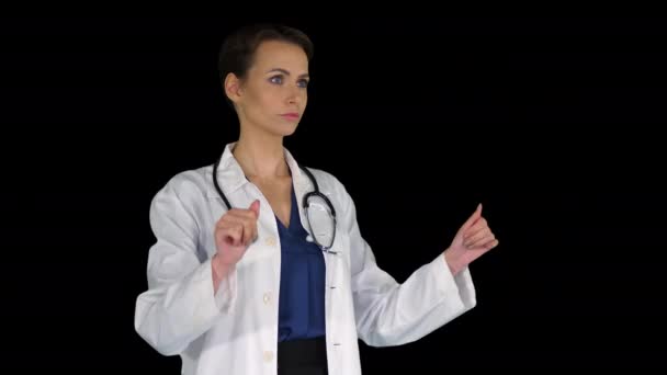 Concepto de salud, medicina y tecnología: doctora sonriente que señala algo o presiona botones imaginarios, Alpha Channel — Vídeos de Stock