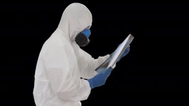 Koruyucu kıyafetli doktor yürürken ciğerlerinin röntgenine bakıyor, Alpha Channel.