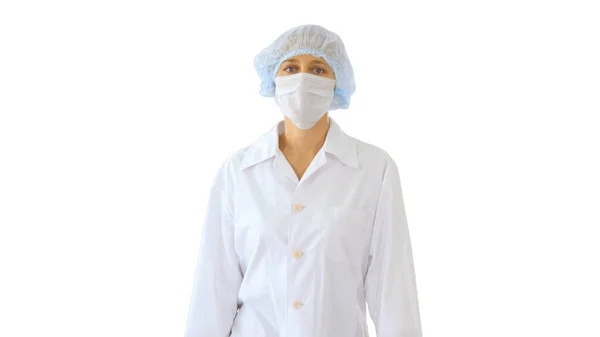 Camminando medico femminile indossando maschera chirurgica su sfondo bianco . — Foto Stock