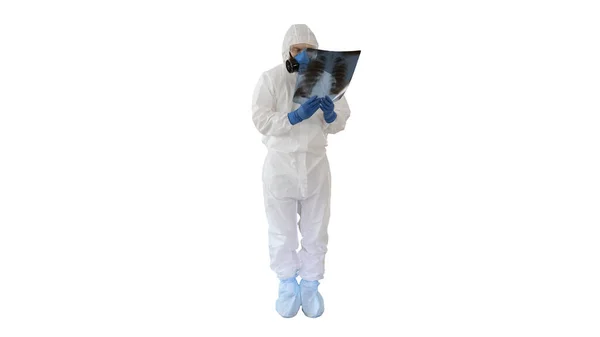Infekční lékař v ochranném antibakteriálním obleku a lékařské masce Plicní lékař vyšetřuje rentgen plic na bílém pozadí. — Stock fotografie