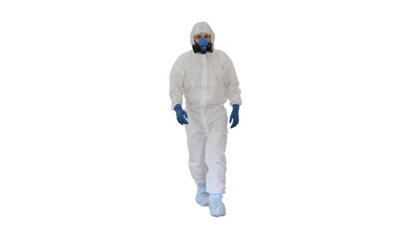 Uomo che indossa tuta hazmat a piedi su sfondo bianco . — Foto Stock