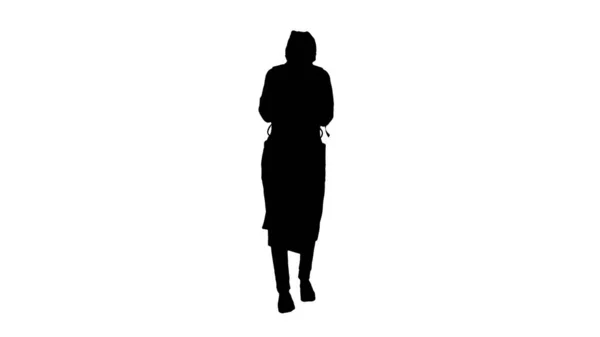 Sylwetka kobieta w płaszczu spacery i kaszel. — Zdjęcie stockowe
