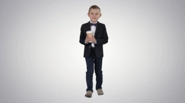 Çocuk, arka planda resmi giysiler içinde kahvesini götürüyor..