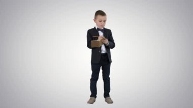 Okula geri dön küçük çocuk. Eğilimli arka plan üzerine fikirler yaz..