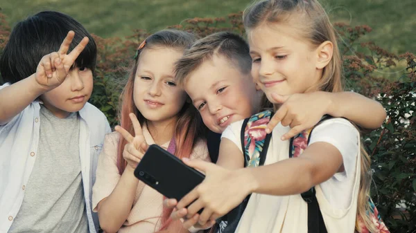 O melhor conceito de amizade. amigos crianças tomando selfie e fazendo g — Fotografia de Stock