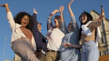 Arkadaşlar takım oluşturma birbirlerine ellerini koyarak.