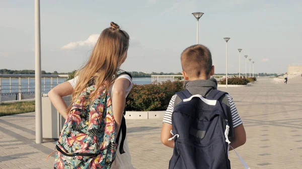 Miúdo menina e menino andando rápido para a escola chegar tarde . — Fotografia de Stock