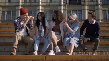 Neşeli beyaz adam arkadaşlarına heyecan verici bir hikaye anlatıyor. Interrac