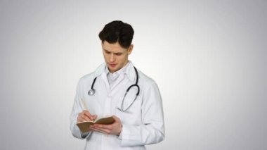 Yaratıcı fikri olan etkileyici genç erkek doktor arka planda dans etmeye başlıyor..