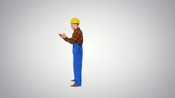 Stavební dělník dělá otočit a složí ruce při pohledu do kamery Nejlepší stavební koncept na gradient pozadí. — Stock video