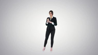 Kendinden emin ve mutlu genç iş kadını cebine para koyuyor ve bundan sonra dans ediyor..