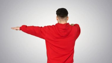 Hip-hop dansı yapan genç adam arka planda dalgalar yapıyor..
