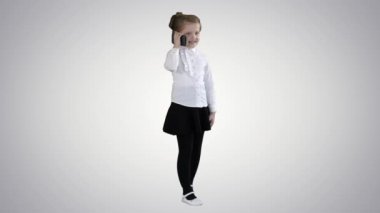 Güzel küçük kız, telefonda gradyan arka planda konuşuyor.